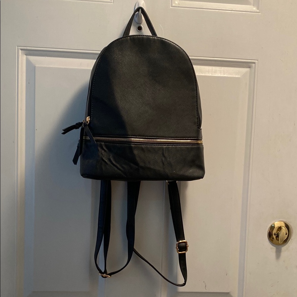Chic Black Backpack with Gold Zipper Alexis Bendal